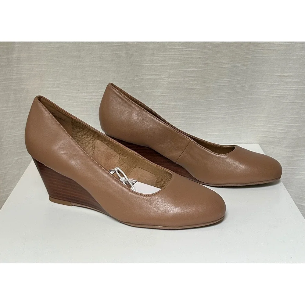 Andre Assous Featherweights Tan Leather Wedge Pumps Round Toe Shoes 8M